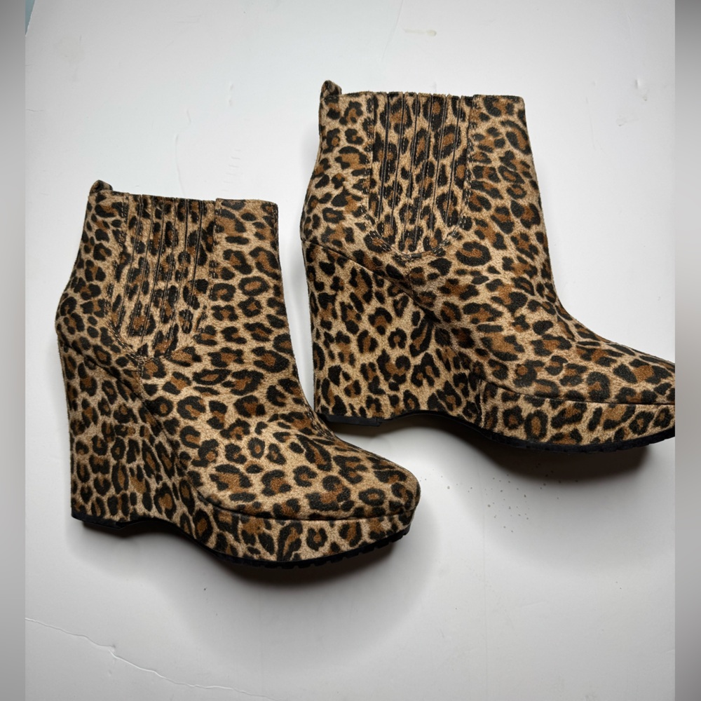 BCBG MAX AZRIA Leopard Wedge Platform Booties Size 8.5
